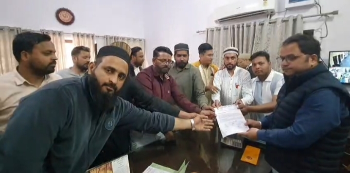 रामनगर में मीट के बढ़े दामों पर बवाल: सभासदों का ईओ घेराव, बासी मीट बेचने के गंभीर आरोप